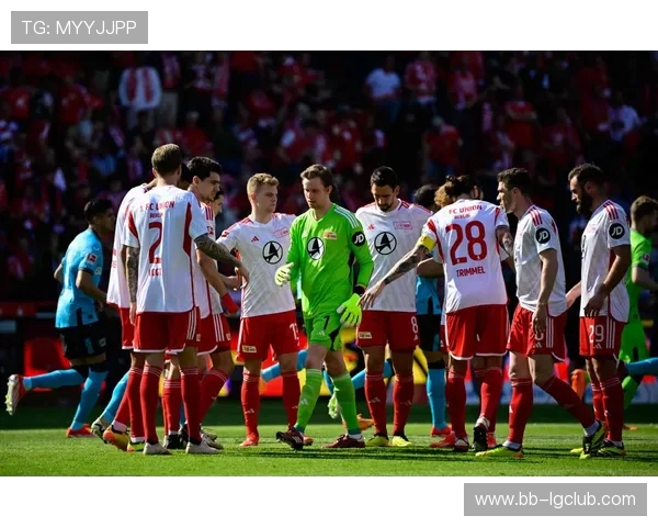 国外足球比赛激烈对决近景捕捉展现球员拼搏瞬间与紧张氛围