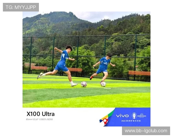 时尚与运动完美结合 长袖足球风上衣带来舒适与活力双重体验